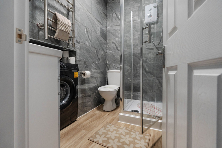 Room 2, Great for Longer Stays W M Smart TV Parking, Sefton