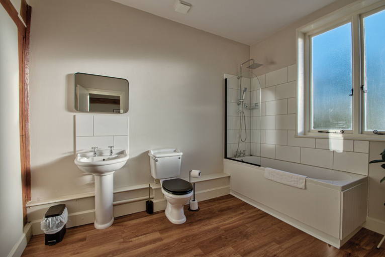 Bathroom 2, Hen & Chickens Hotel, Northumberland