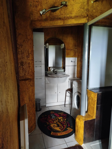 Bathroom, Le relais magique des sorciers et ses enigmes, Gard