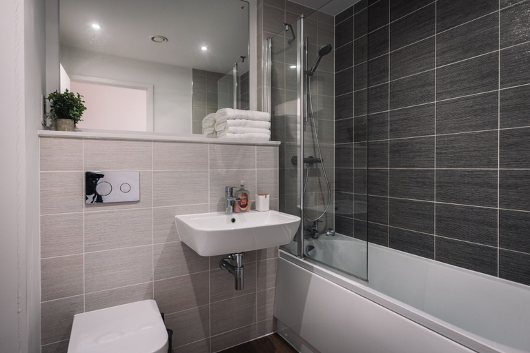 Bathroom, Apartment Sleeps 5 with Air Conditioning, Birmingham