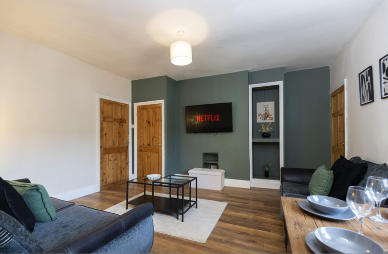 Room 5, Gateshead 2BR Home - Near Town Metro Access, Gateshead