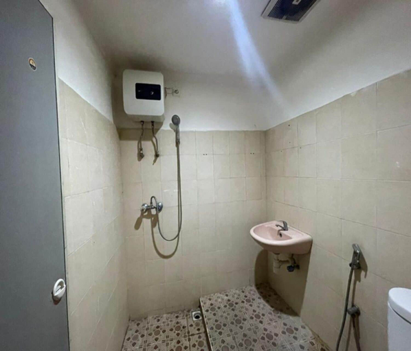 Bathroom 2, Cozzy Galaxy Hotel, Manado