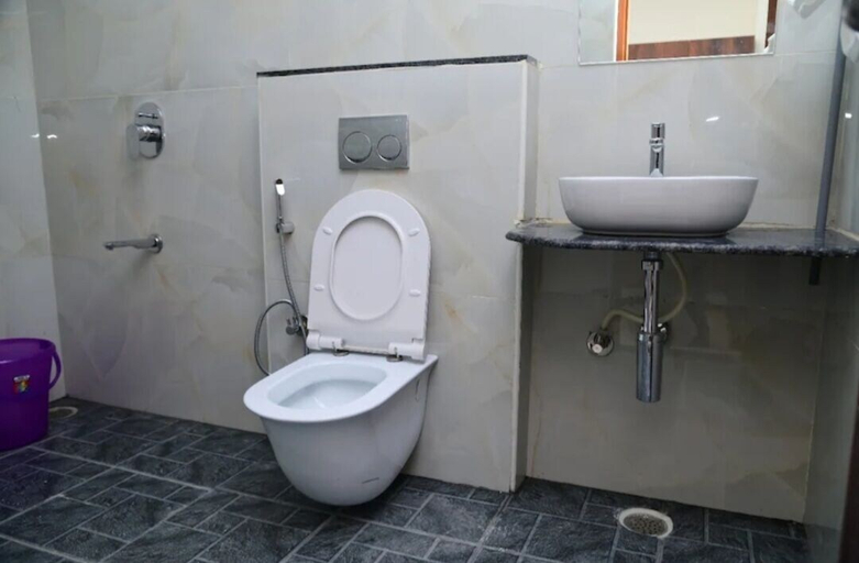 Bathroom, Hotel Vihara Inn, Bangalore