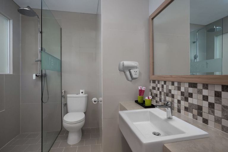 Bathroom 5, favehotel Gatot Subroto, Jakarta Selatan