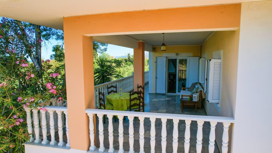 Room 1, Charming Country House Just Steps From Everything, Peloponnese