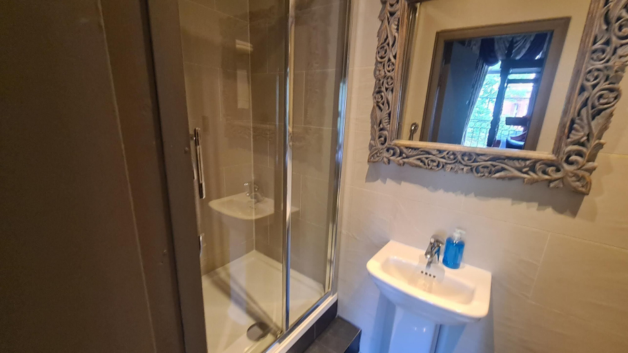 Bathroom 3, Kings Boutique Hotel, London