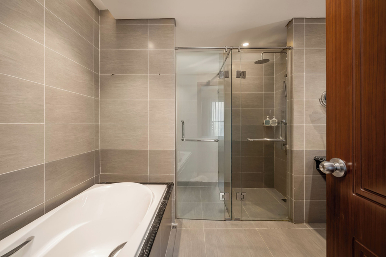 Bathroom 2, Luxury Apartment Seaside, Da Nang