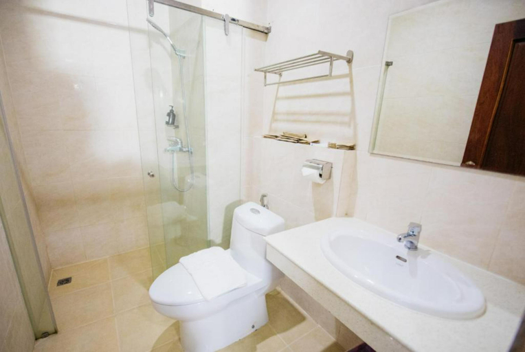 Bathroom 5, Sisombat Plaza Hotel, Vangvieng