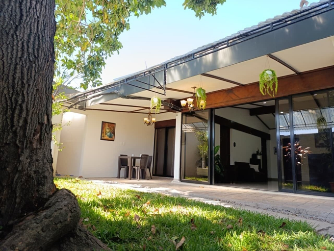 Exterior detail, Hotel Sueños Residence, San Salvador