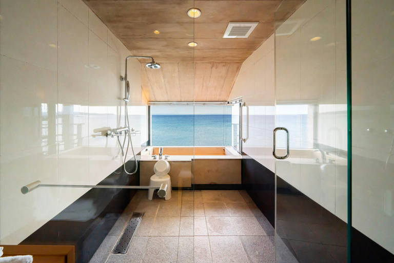 Bathroom 4, Hyakunagaran, Nanjō