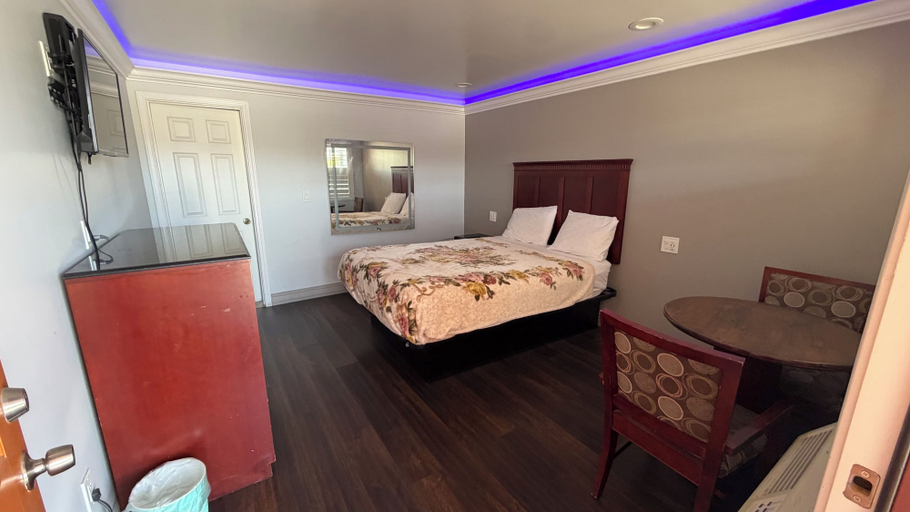 Bedroom 5, Travel Inn, Monterey