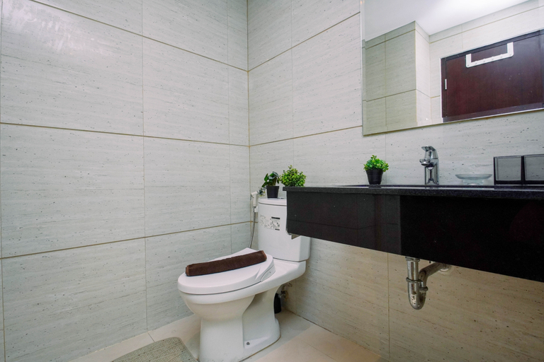 Bathroom 3, Stunning and Serene 2BR Apartment Brooklyn Alam Sutera By Travelio, Tangerang