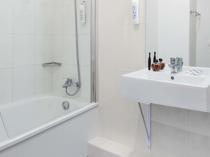 Bathroom 4, ibis budget Bobigny Pantin, Seine-Saint-Denis