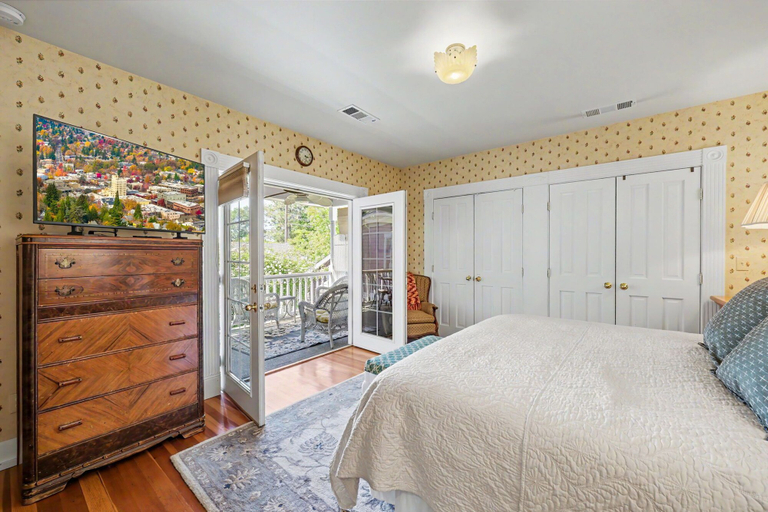 Room 5, Savage Upon Siskiyou, Jackson