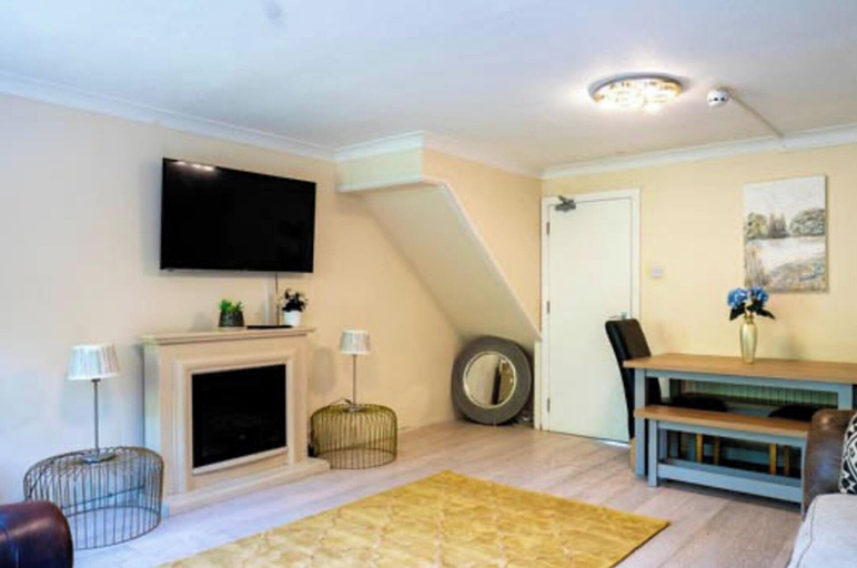 Living area 3, House Sleeps 5 - WiFi & Tv, Luton