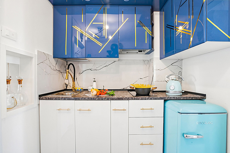 Private kitchen 4, Luxury Apt 402 With Pool & Lake View, Brescia