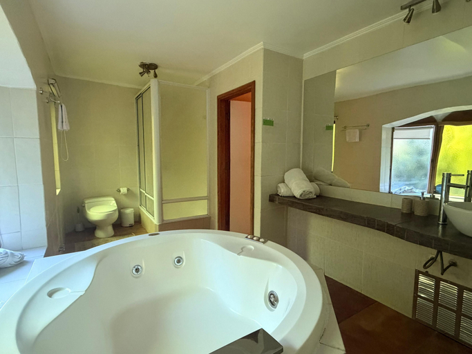 Bathroom 2, Casa Bosque Lodge, Cordillera