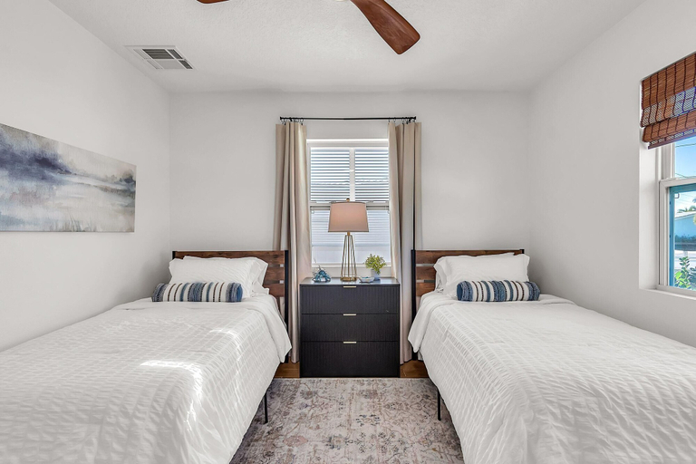 Room 3, Palms of the Isles, Pinellas