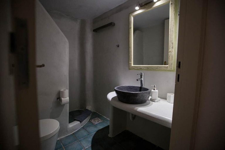 Bathroom 5, Afroessa, South Aegean