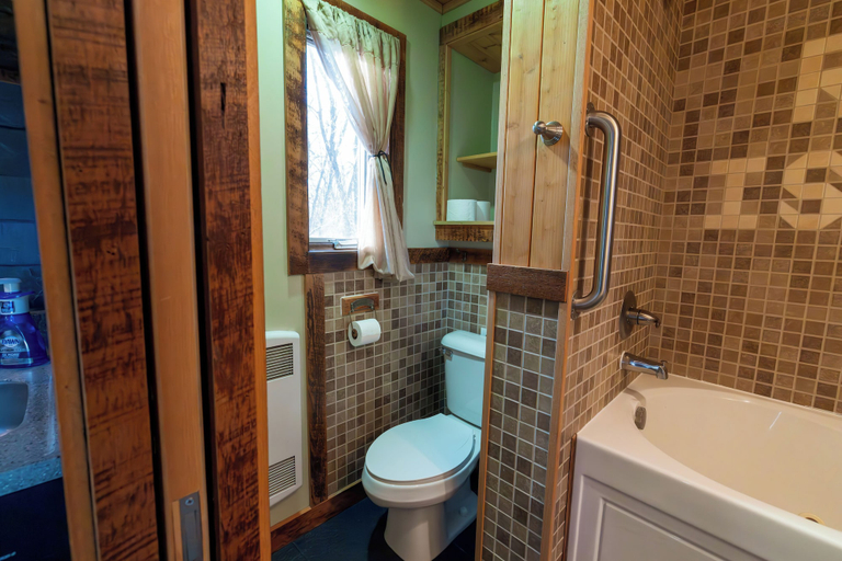 Bathroom 4, The Train Station, Saline