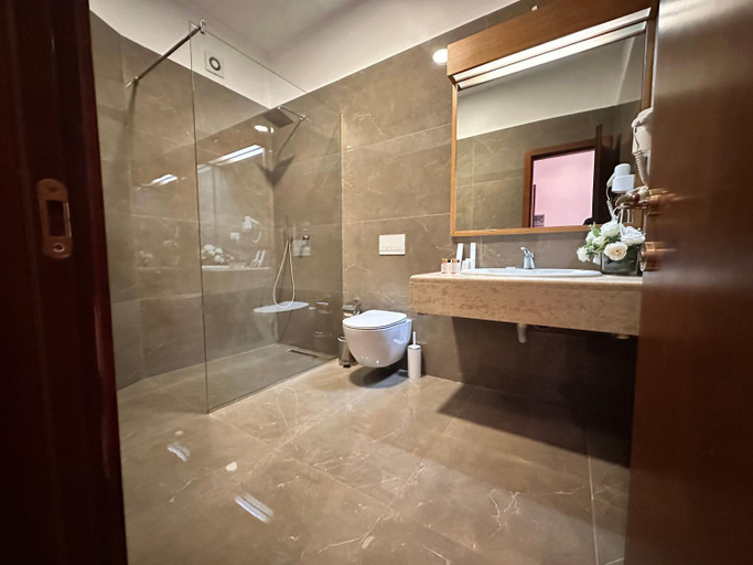 Bathroom 5, Chateau Linza Resort, Tiranës