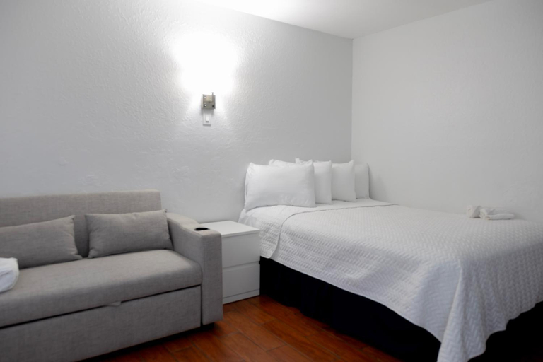 Bedroom 3, Palm Breeze Hotel, Palm Beach