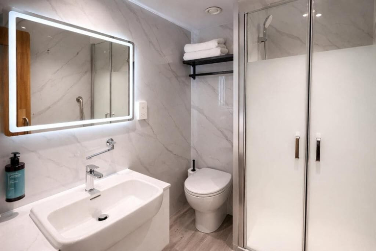 Bathroom 5, Eurotraveller Hotel Premier Tower Bridge, London