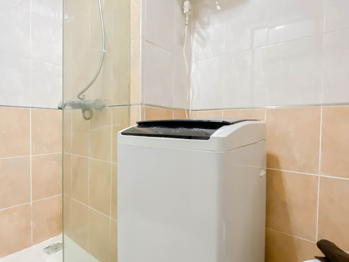 Bathroom 4, Stylish and Compact Studio at Apartment Tamansari Sudirman By Travelio, Jakarta Selatan