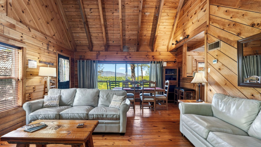 Interior 3, Elijah's Cabin by Avantstay Private Hot Tub + Mountain Views + Covered Deck + Fire Pit Near Downtown, Blount