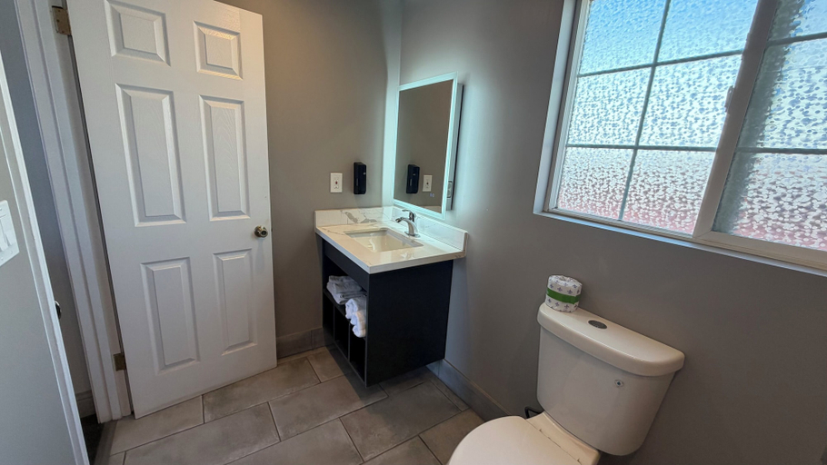 Bathroom 3, Travel Inn, Monterey