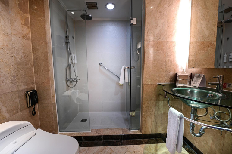 bathroom 4