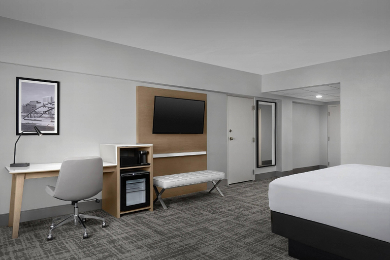 Bedroom 4, Radisson Hotel Cedar Rapids, Linn