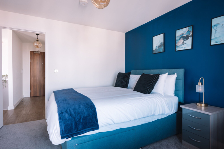 Room 4, Apartment Sleeps 5 with Air Conditioning, Birmingham