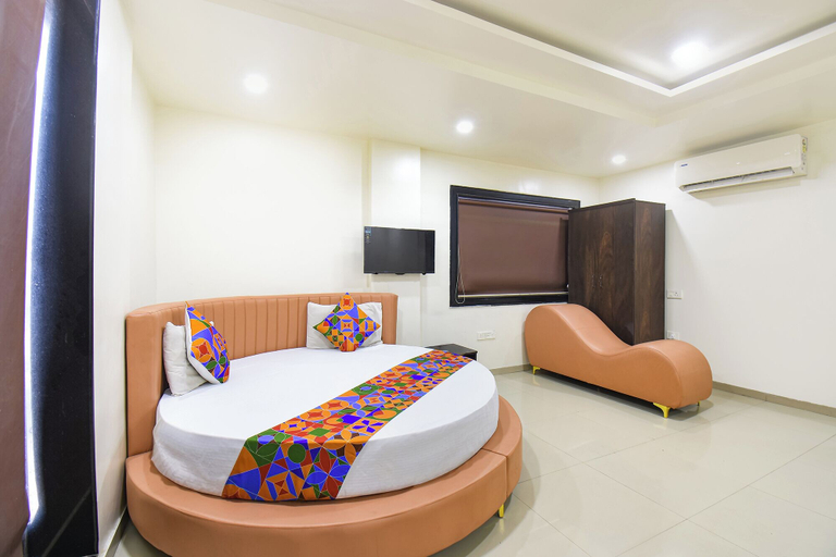 Room 4, Fabhotel Nirvana, Pune