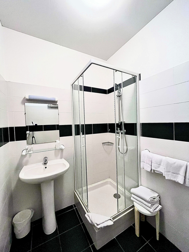 Bathroom 4, Hôtel Le National, Hérault
