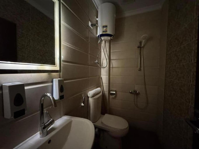 Bathroom 5, Lorenda hotel, 'Abdin