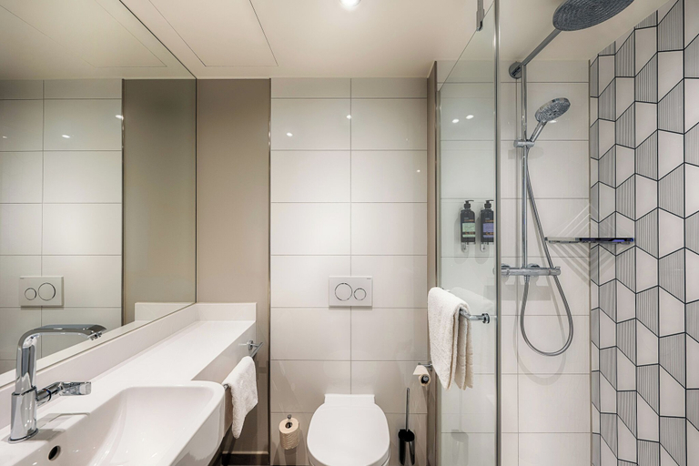 Bathroom 2, Premier Inn Bremerhaven, Bremen