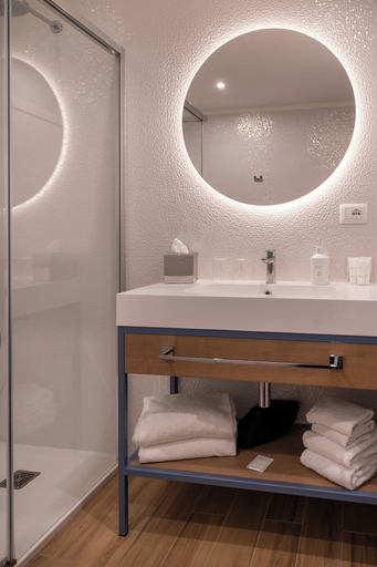 Bathroom 5, Grand Hotel, Lucca