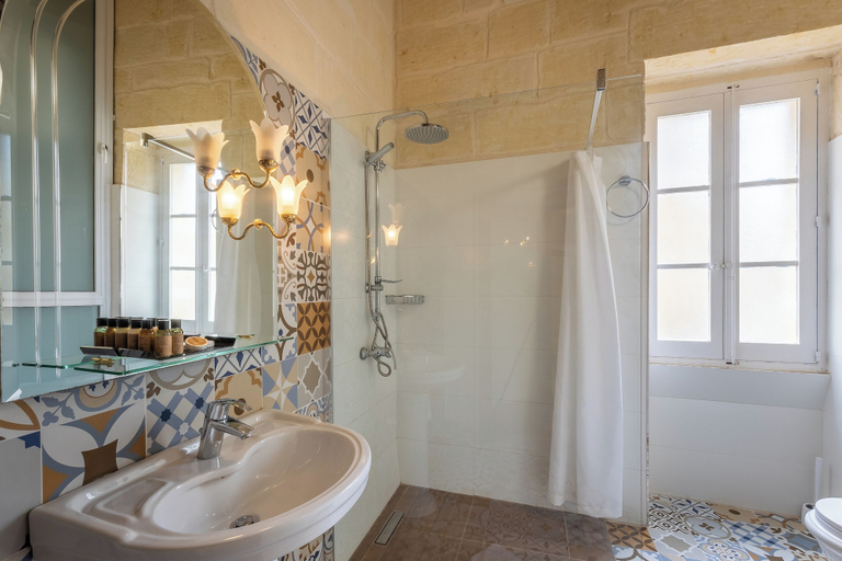 Bathroom 5, Surwig Gozitan Villa & Pool