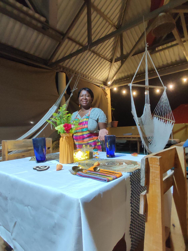 Food & Drinks 2, La Casa Colorada, Flores