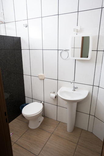 Bathroom, Hotel Portela II, Olímpia
