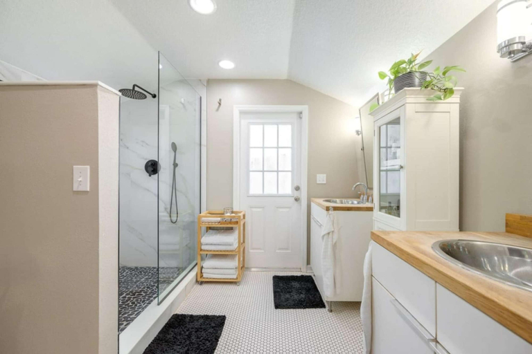 Interior 2, 561b Massive 3 Bedroom With Large Backyard, Orange