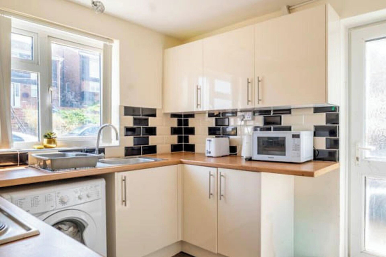 Private kitchen, House Sleeps 5 - WiFi & Tv, Luton