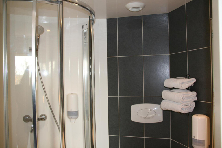Bathroom 5, B&B Hotel Perpignan Saleilles, Pyrénées-Orientales