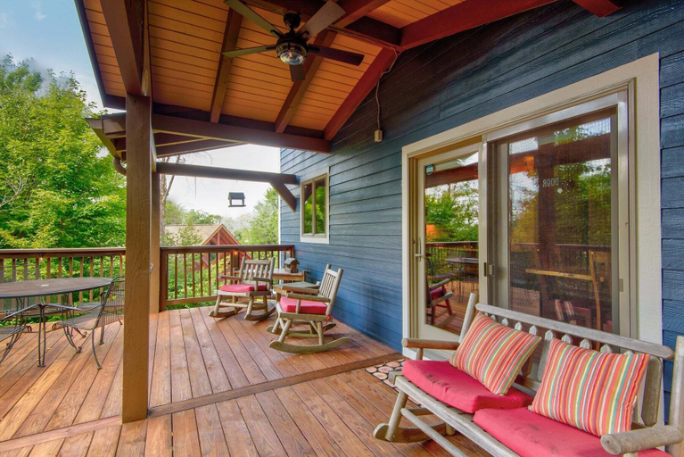 Interior 5, Dogwood Den, Watauga