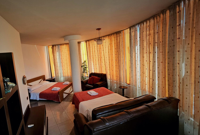 Others 5, Hotel W Bush Square, Krujës