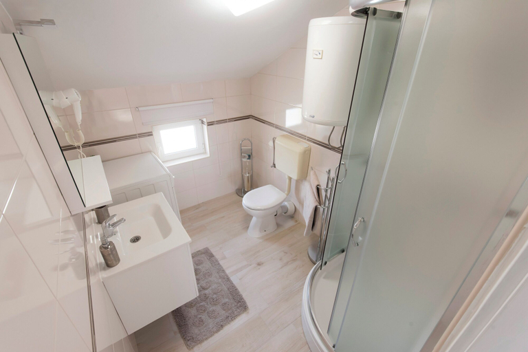 Bathroom 3, Batur Pool Apartments, Zadar