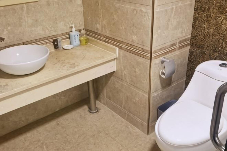 Bathroom 4, Hongli Business Hotel, Hainan