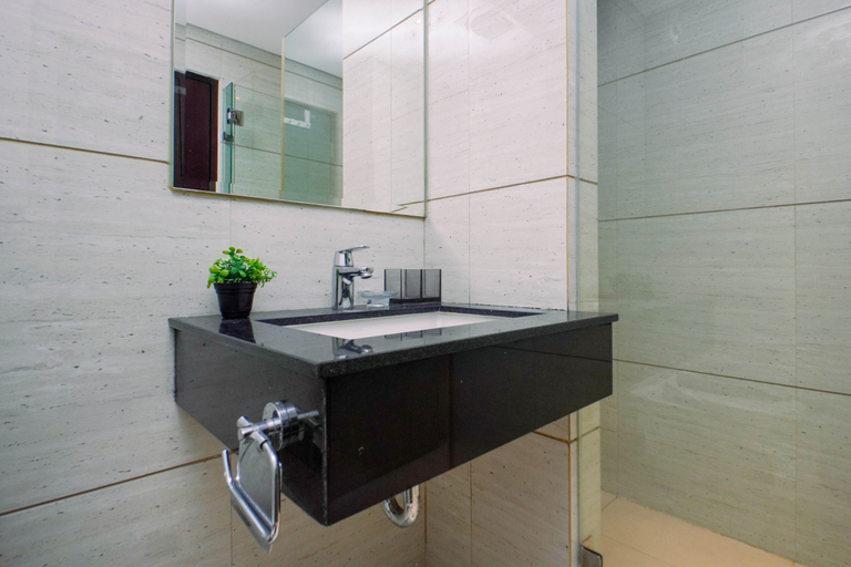 Bathroom 4, Stunning and Serene 2BR Apartment Brooklyn Alam Sutera By Travelio, Tangerang