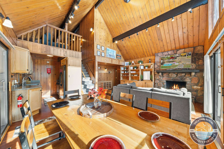 Interior 4, Lakefront Retreat With Dock, BBQ and Lake Access, Kenosha